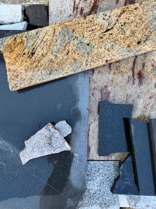 Bucati mari si mici de granit natural, ideale pentru pavaj mozaic, curti, alei