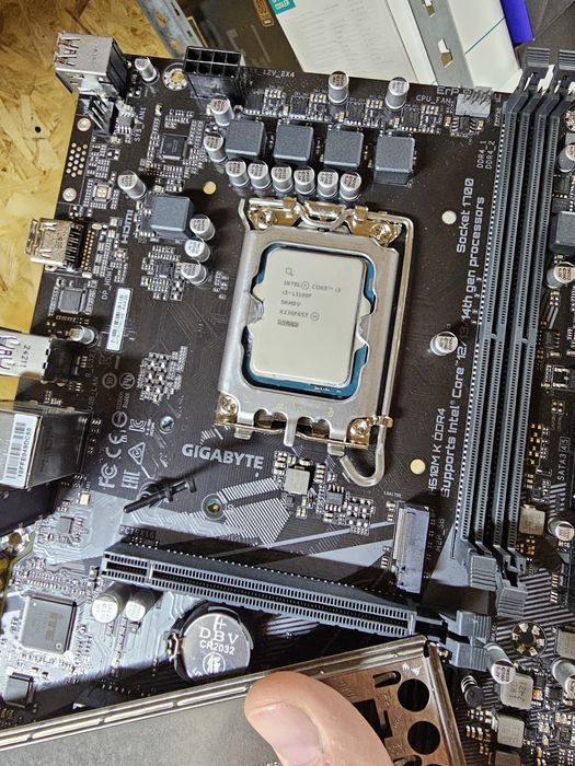 Kit h610m, procesor i3 13100f, cooler stock.