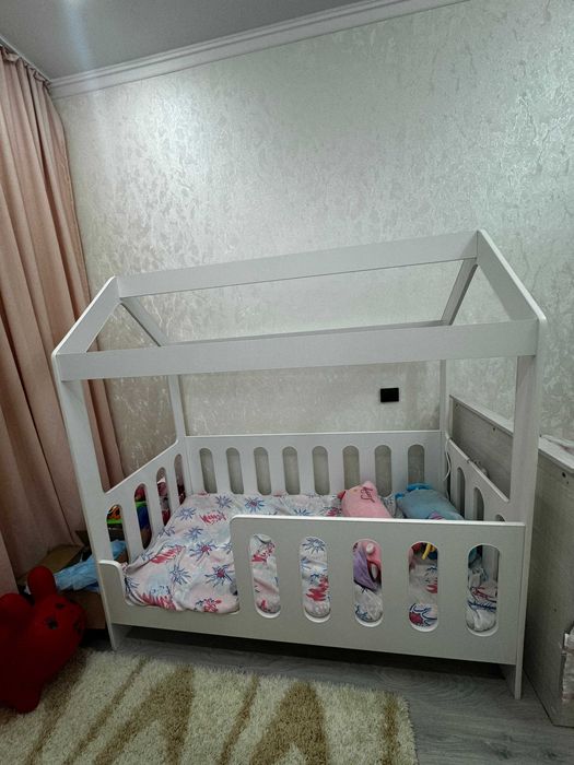 Детская кровать в форме домика