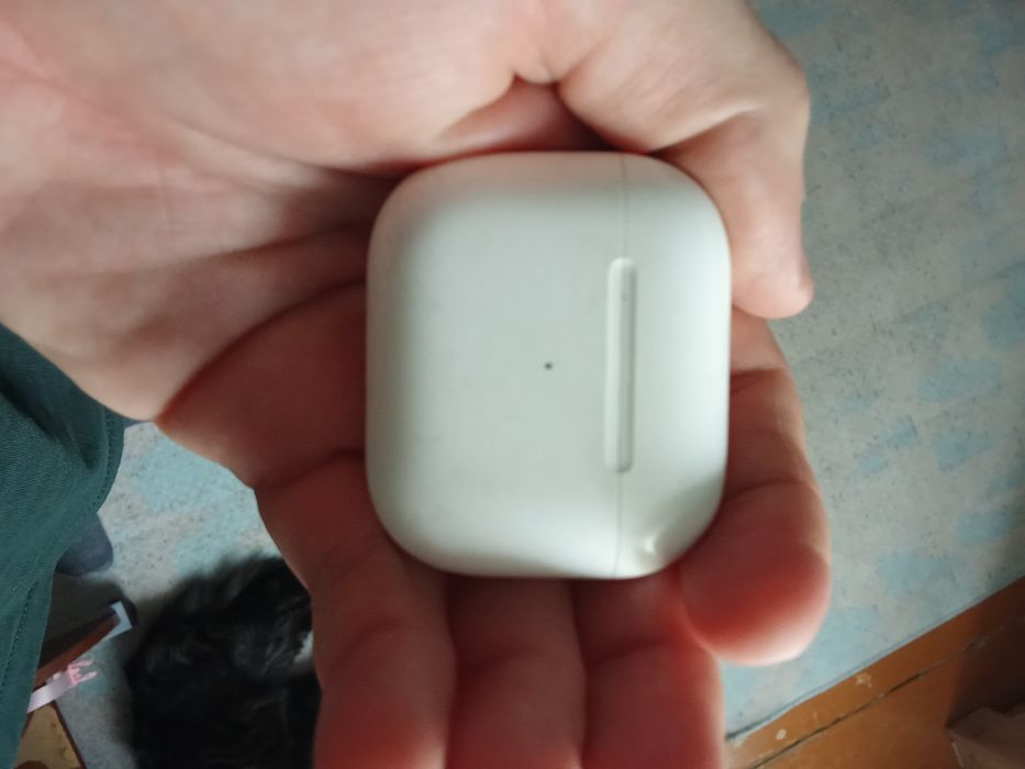 Продам кейс от air pods оригинал