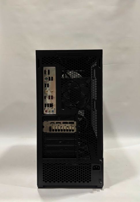 Геймърски компютър AMD Ryzen 7 7800X3D, RTX 5070 12GB, 32GB ram DDR5
