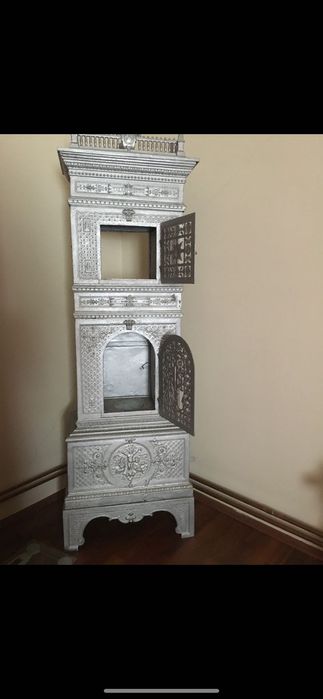 Sobă din fontă , veche de peste 100 ani , în stare foarte bună .