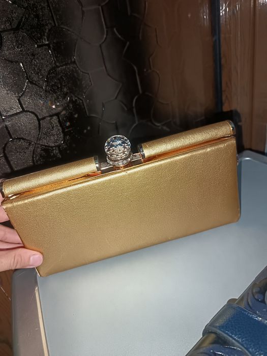 Золотистый клатч