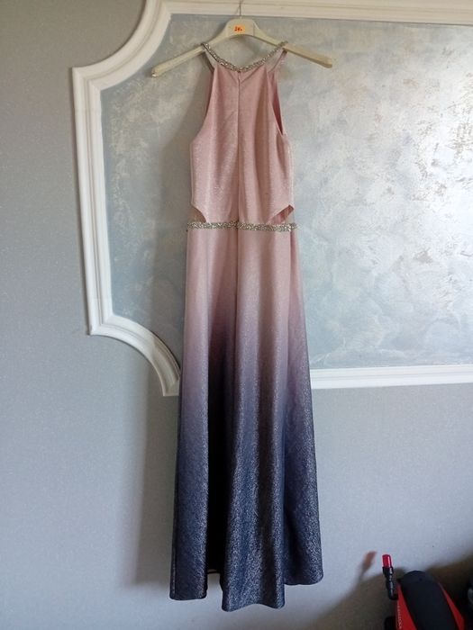 Продава се  рокля. М размер