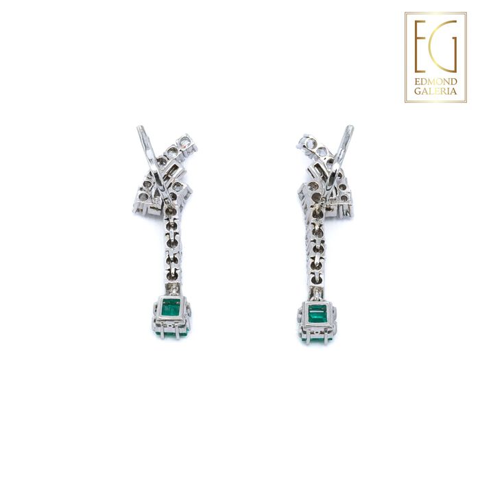 Pereche de cercei Alberto Kling (Bogota, Colombia) din platină și aur alb, decorată cu smaralde și diamante, însoțită de cutia originală