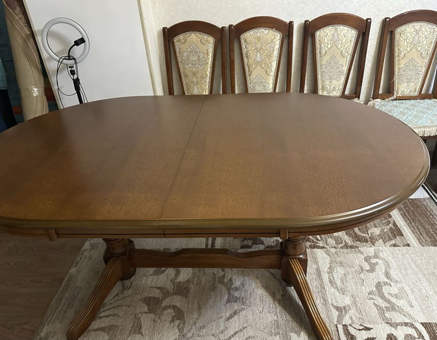 Продаётся деревянный стол