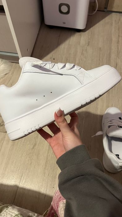 Дамски DC бели кожени кецове №39 – като нови