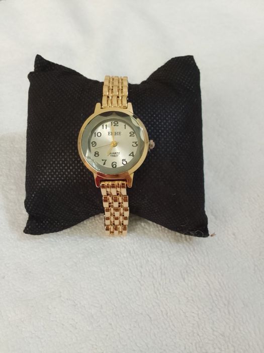 Oltin rangli qoʻl soati zamonaviy uslubni yoqtiradiganlar uchun