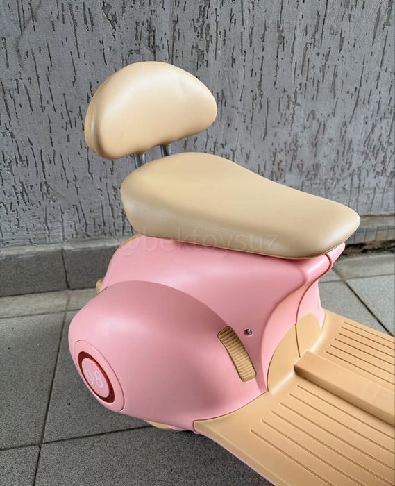 Детский мотоцикл Vespa 12V с музыкой Bluetooth для детей 3–9 лет