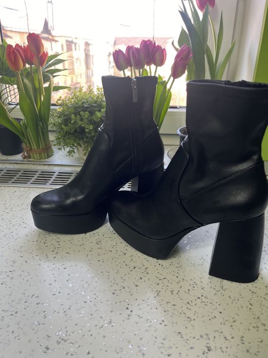 Botine Bershka nr 38 purtate o singura data.