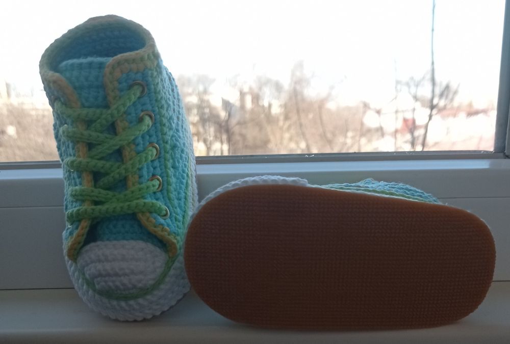 Плетени бебешки кецове