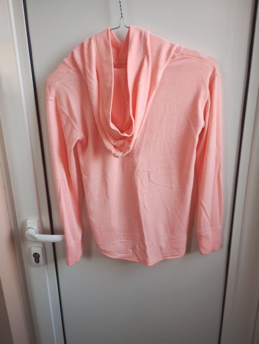 Подарявам рокля и блуза за момиче.