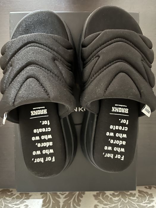 Много запазени чехли на Bronx носени броени пъти