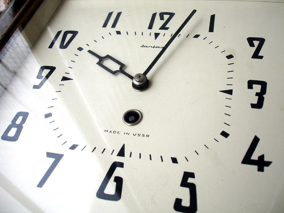 Янтар - механичен стенен часовник с махало