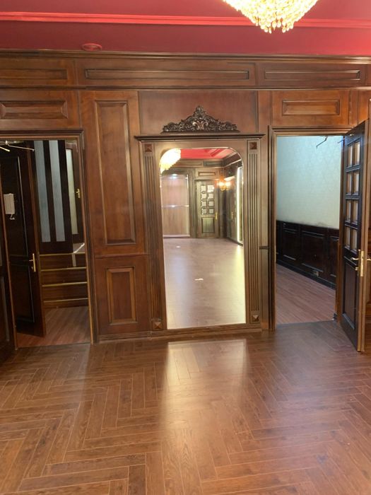 Деревянные панели, двери, комод, островок