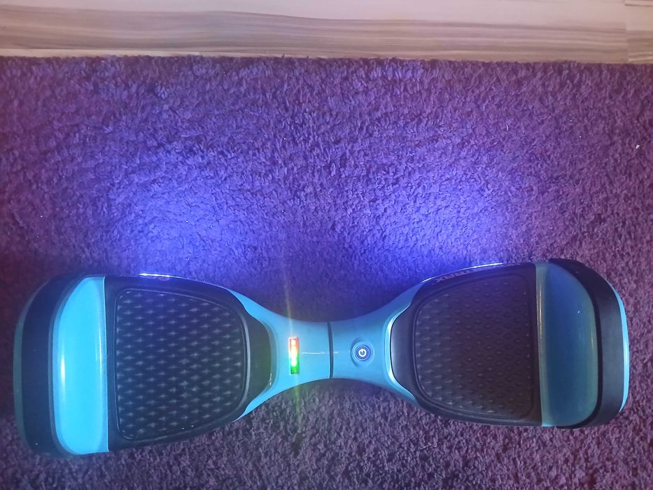 Продавам използван син Hoverboard с мигачи и отлично състояние.