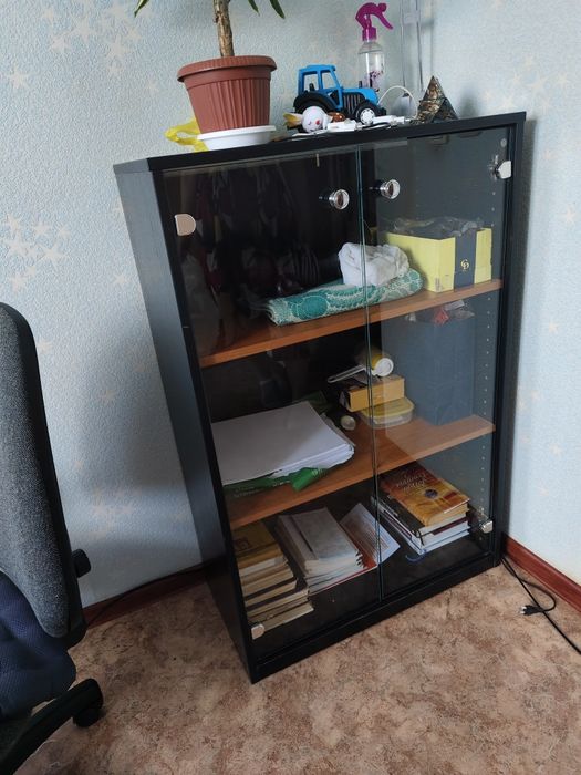 Продам тумбу с полками