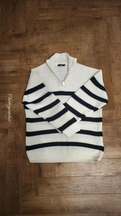 Свитер белый ,с черными полосками
