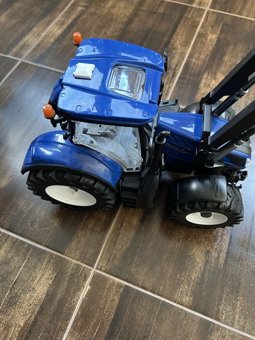 Трактор New holland Bruder