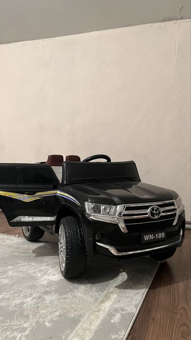 Детская машина на пульту управления