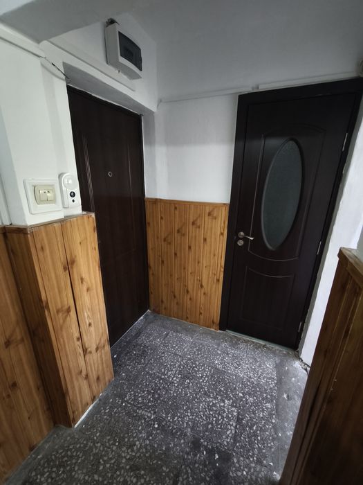Vând apartament cu 3 camere în Govândari, Reșița – 69 mp, vedere spre Bârzava, zonă liniștită