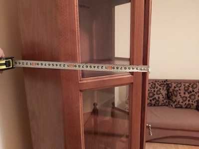 продавам изящен поръчков трапецовиден скрин: 80 см задна 40 см предна