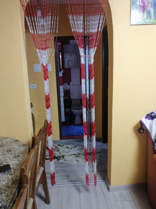 Vând apartament cu 3camere etaj 1 mobilat zona alunisi este izolat zona liniștit