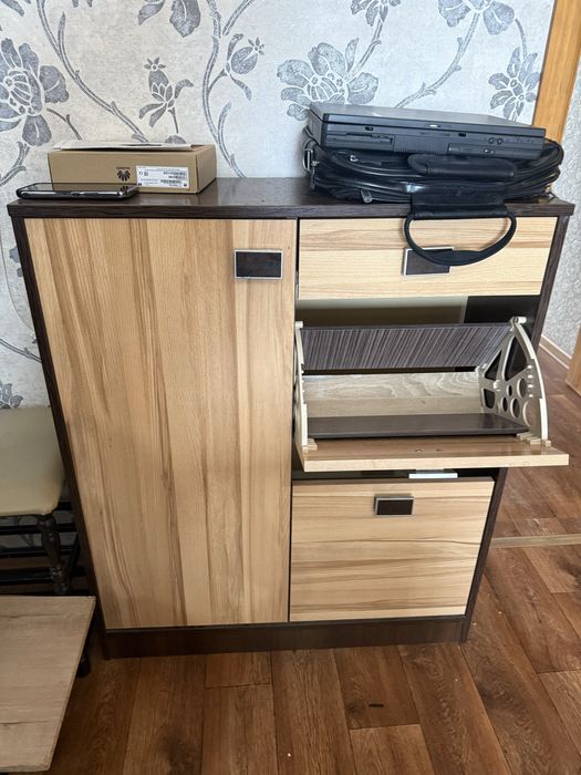 Комод и обувница.