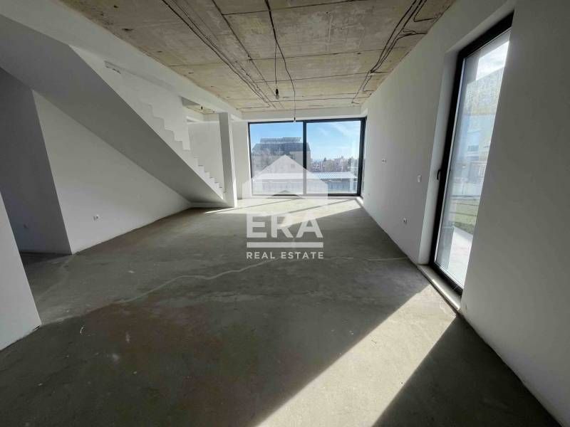 Двуетажна новопостроена къща за продажба, с двор и морска панорама, в