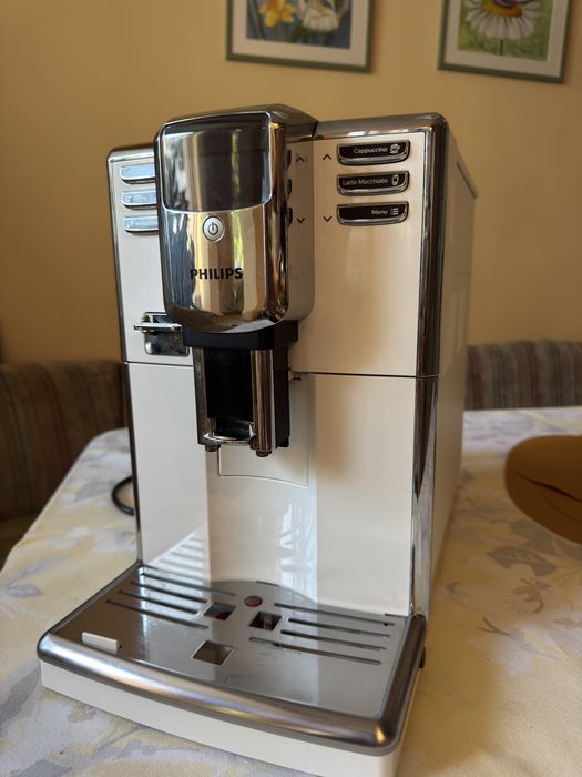 Напълно автоматична кафемашина Philips 5000 Series (бяла/хром) + Гарафа за мляко и Аксесоари – Отлично състояние!