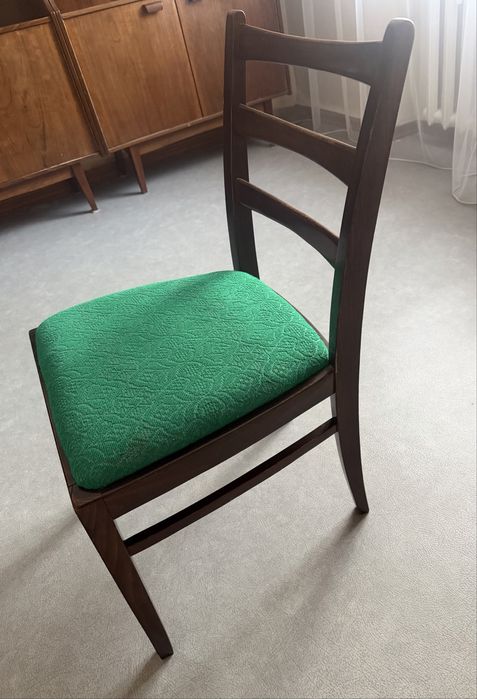 Деревянные стулья