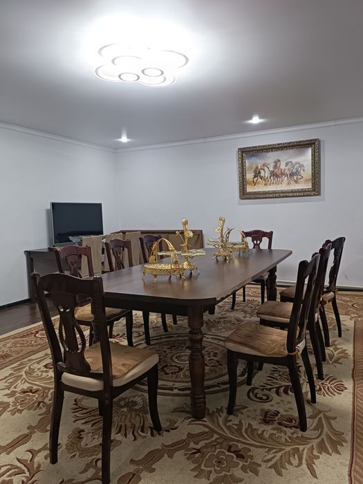 Стол 1 шт. Стуля 8 шт. 2.5 метр.