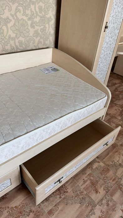 Продам спальный гарнитур новый