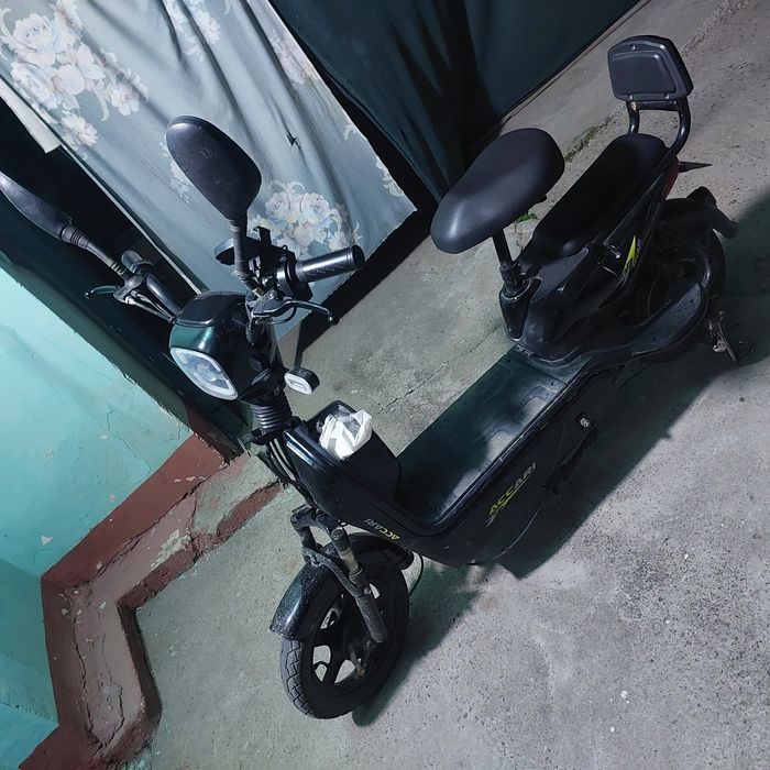 Skuter 3 skors 55 tezligi 40kmga yetadi zaryad zapas Kalit 3 oy haydal