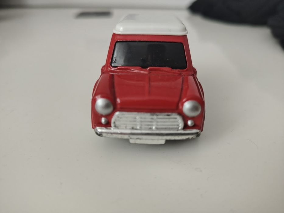 Vând mașină de epocă pentru colecționari.