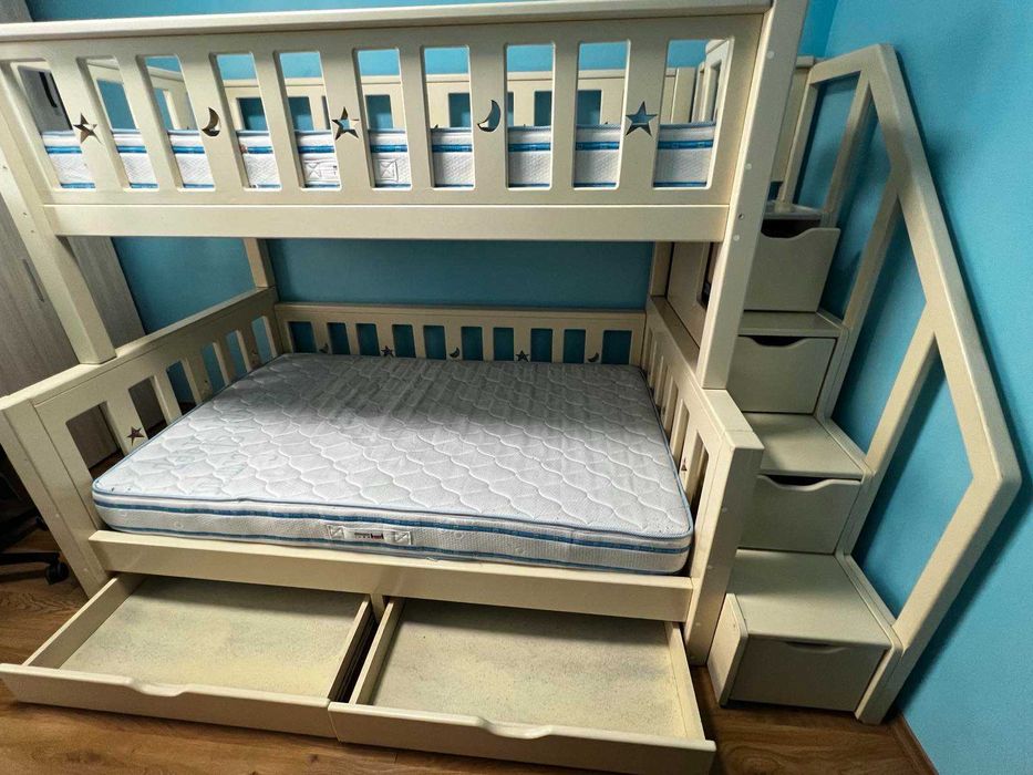 Двуетажно легло с чекмеджета, с включени матраци