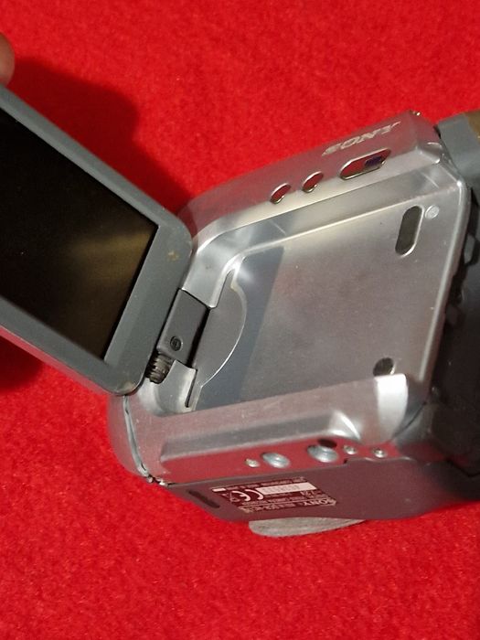 Camera photo digitala Sony cu carcasa fisurata, dara acumulator