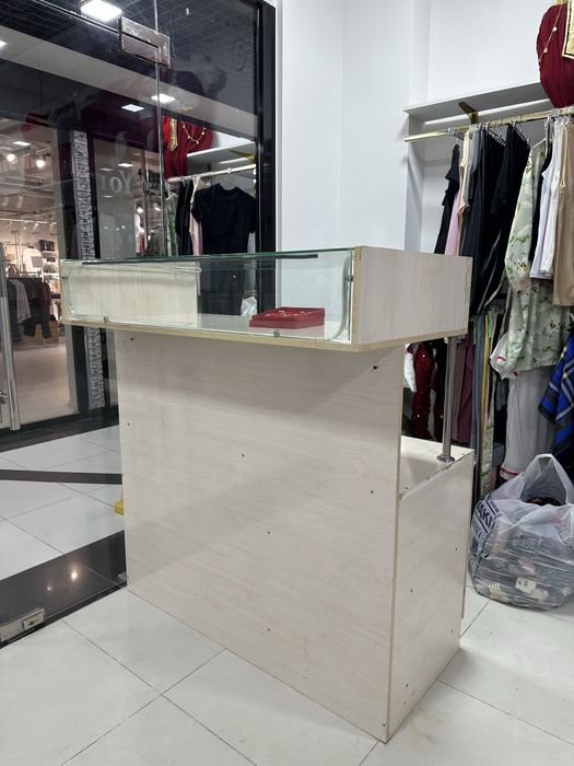 Кассовый стол айналы витринасымен