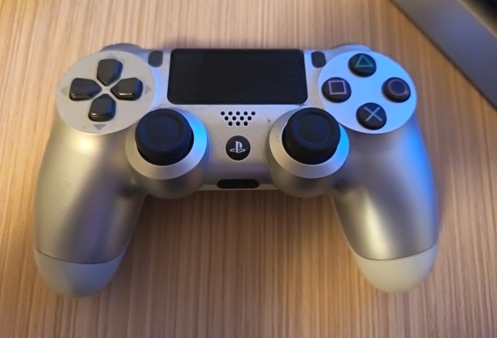 Vând PS4 Slim, cu stocare de 500 GB.