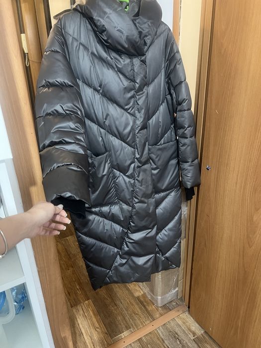 Пуховик зимний, 42-44 размер. На холлофайбере, одевался одну зиму.