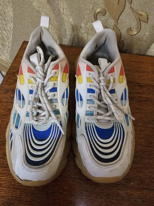 Кеды (35) и кроссовки (36), б/у, по 50 тысяч.