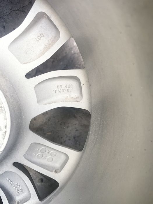 Продам алуминиева джанта 16 цола за Хондата CR-V с нова гума.