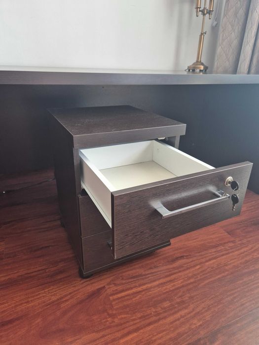 Письменный стол с тумбой