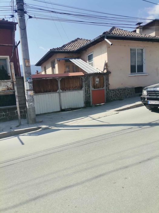 Продавам къща в центъра на гр. Пещера