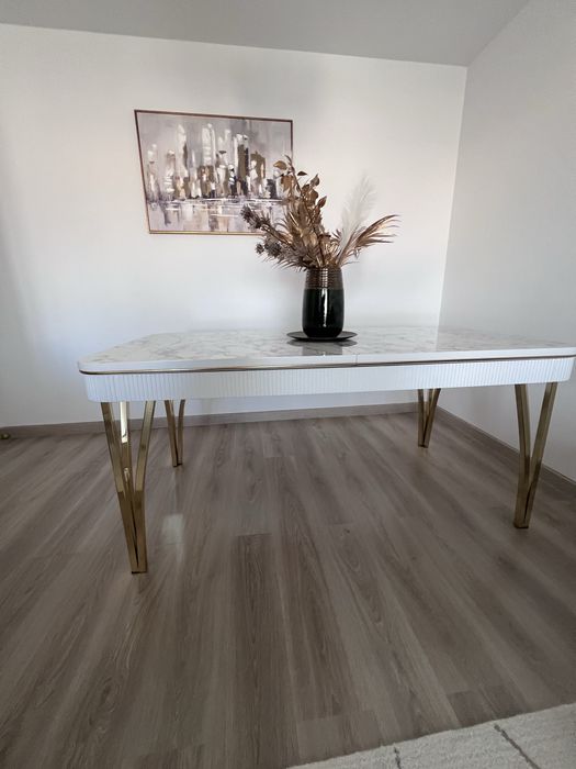 Masă de dining extensibilă cu efect de marmură/aur