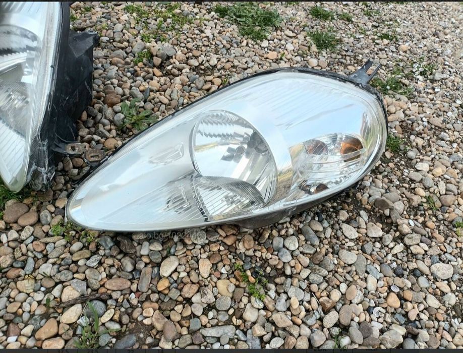 Оригинални фарове за Fiat Grande Punto / Punto Evo (комплект)
​Описание:
​Продавам комплект оригинални предни фарове (ляв и десен) за Fiat Grande Pun