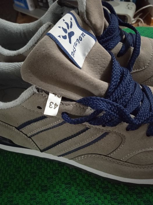 Продам кроссовки новые 43 размер