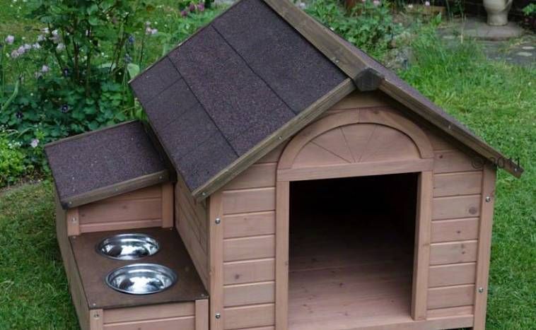 Будка для собаки с мисками.В Ташкенте.