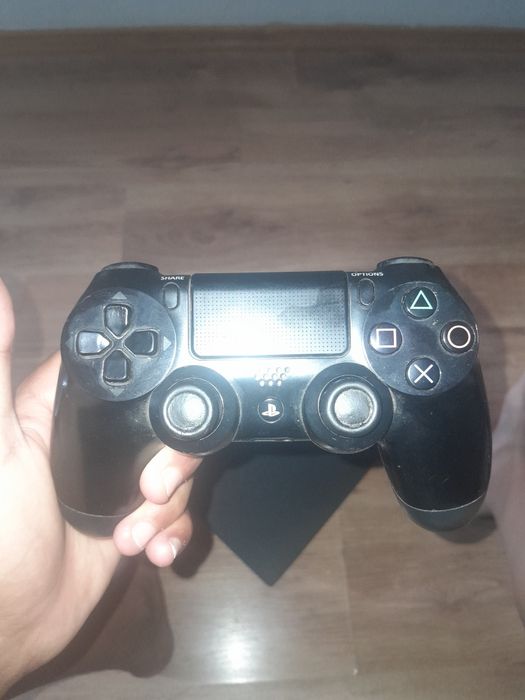 Ps 4 pro  cu o maneta și un joc