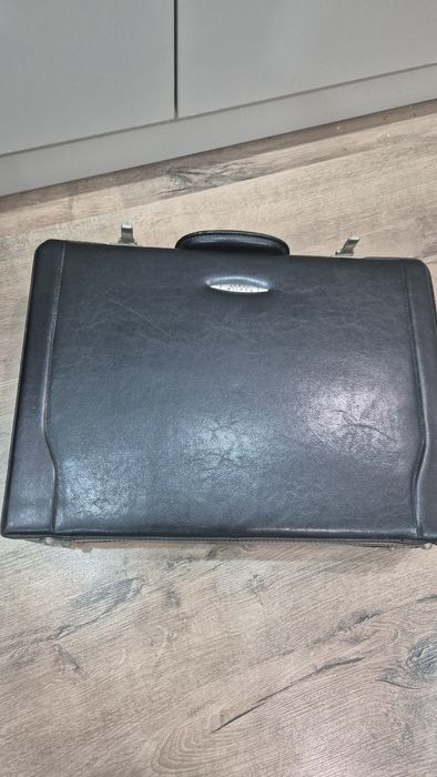 Продам дипломат(кожаный)